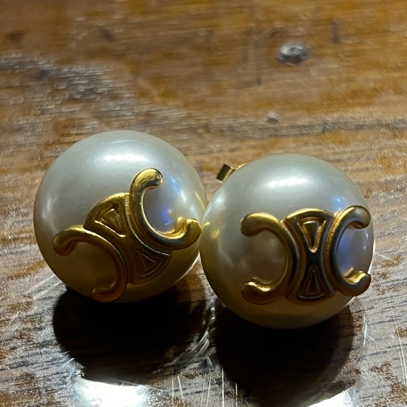 Golden logo pearl earring - Picture 5 of 6